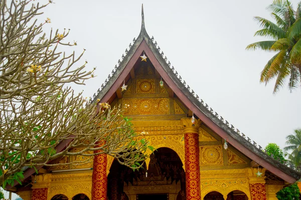 Een fragment van de decoratie van het dak. Boeddhistische tempel met goud. Luang Prabang.Laos. — Stockfoto
