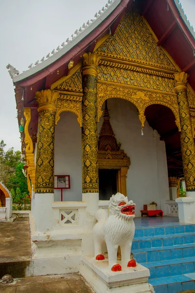 与黄金的佛教寺庙。銮 Prabang.Laos. — 图库照片