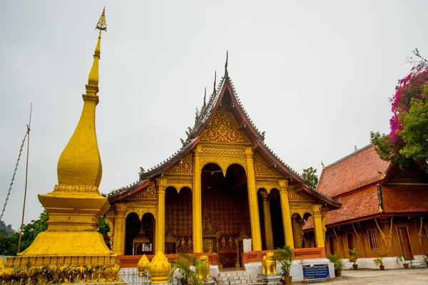 Templo budista con oro.Luang Prabang.Laos . — Foto de Stock