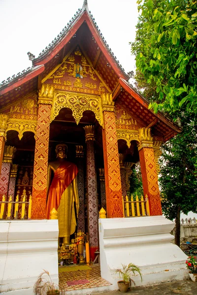 Templo budista con oro.La estatua de oro de Buda Luang Prabang.Laos . — Foto de Stock