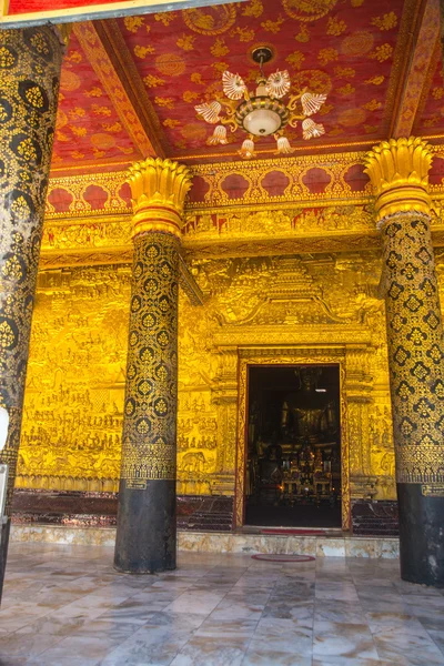 Die Tür und Wandbemalung.buddhistischer Tempel mit gold.luang prabang.laos. — Stockfoto