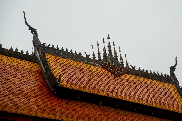 Buddyjskiej świątyni. Na dachu świątyni. Luang Prabang.Laos. — Zdjęcie stockowe