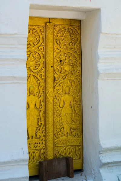 De deur en de muurschildering. Boeddhistische tempel met goud. Luang Prabang.Laos. — Stockfoto