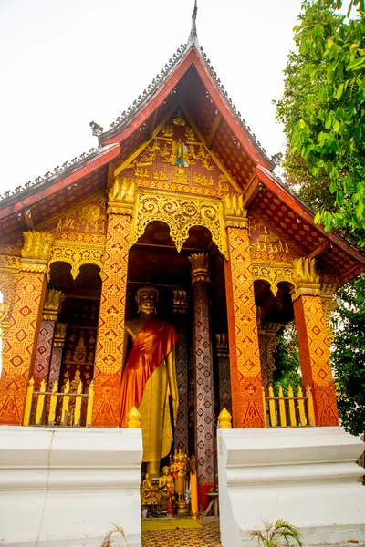Buddhist temple with gold.The gold Buddha statue.Luang Prabang.Laos. — Stock Photo, Image