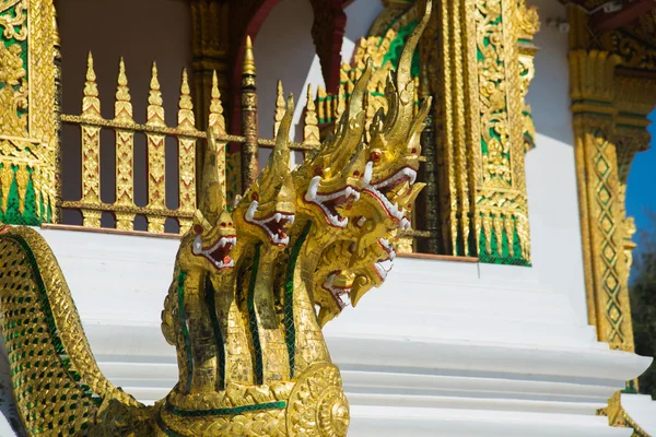 La scultura del drago d'oro.Luang Prabang.Laos . — Foto Stock
