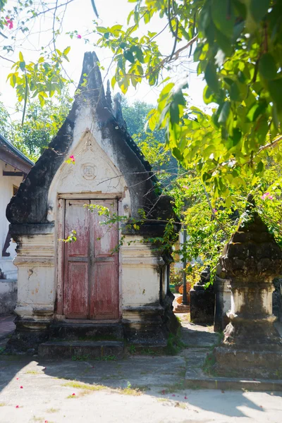 Buddhistischer Tempel mit gold.luang prabang.laos. — Stockfoto
