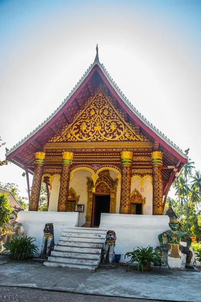 Tempio buddista con oro.Luang Prabang.Laos . — Foto Stock