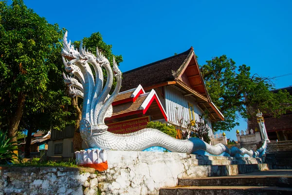 Tempio buddista con oro.Luang Prabang.Laos . — Foto Stock