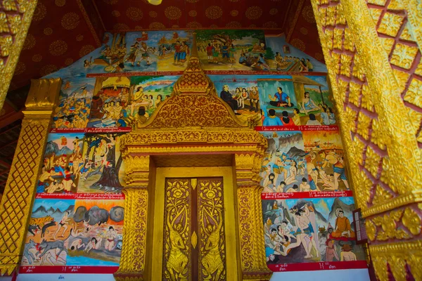 Az ajtó és a falfestés. Buddhista templom-arany. Luang Prabang.Laos. — Stock Fotó