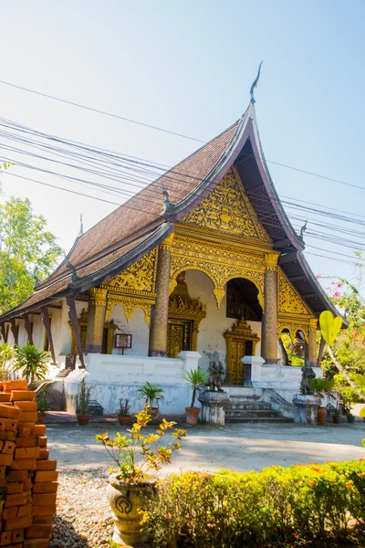 Buddhistischer Tempel mit gold.luang prabang.laos. — Stockfoto