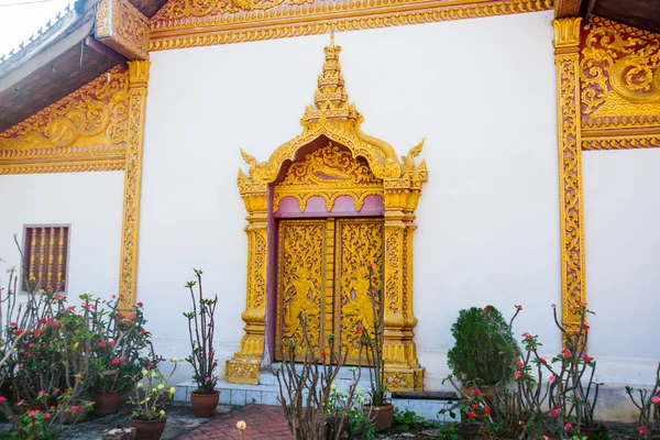 Dörren och väggmålning. Buddhistiskt tempel med guld. Luang Prabang.Laos. — Stockfoto
