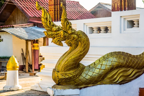La scultura del drago d'oro.Luang Prabang.Laos . — Foto Stock