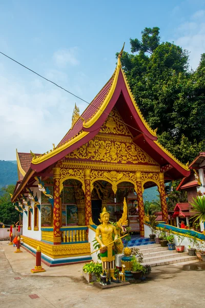A small Buddhist temple with gold. Laos, Muang Choi. — Stock Photo, Image