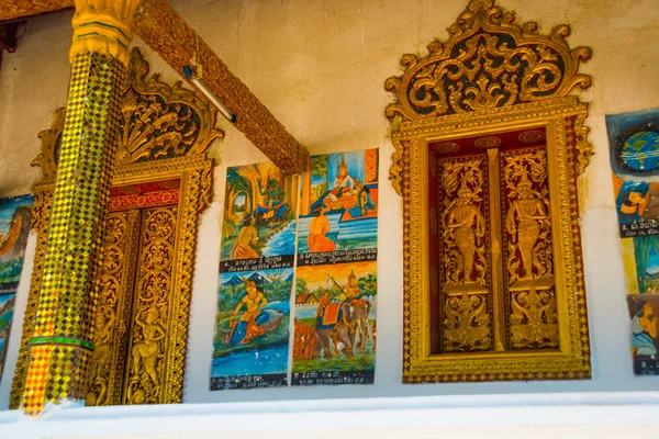 A porta e parede painting.Buddhist templo com ouro.Luang Prabang.Laos . — Fotografia de Stock