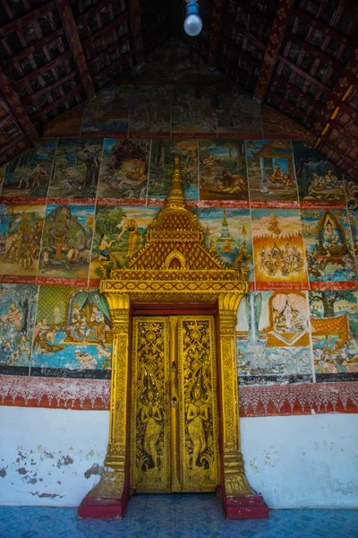 The door and wall painting.Buddhist temple with gold.Luang Prabang.Laos. — Stock Photo, Image