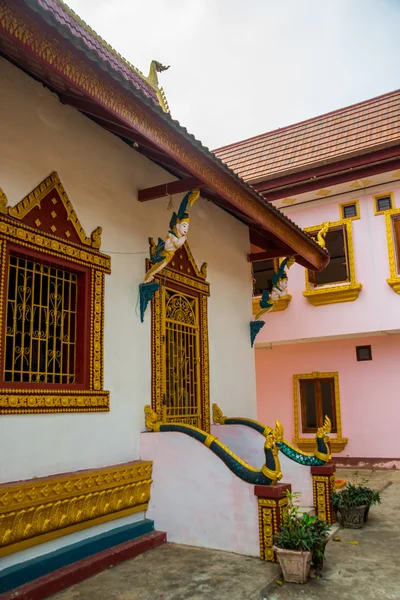 Um pequeno templo budista com ouro. Laos, Muang Choi . — Fotografia de Stock