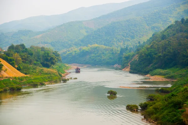 Las montañas y el río.Laos, la ciudad Nonken . —  Fotos de Stock