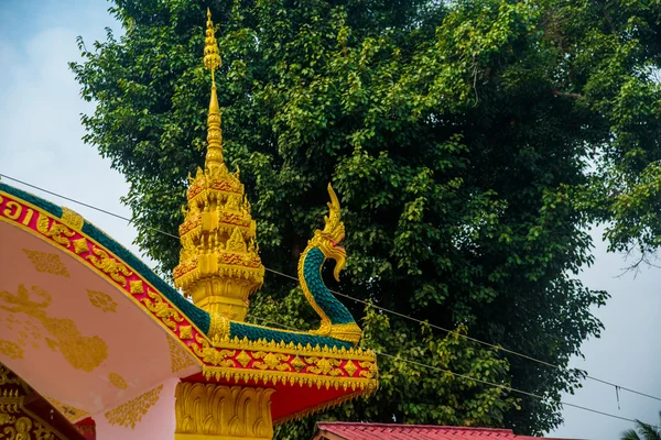 Oblouk k chrámu. Laos, Muang Choi. — Stock fotografie