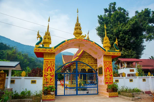 拱门到寺庙。老挝, 孟彩. — 图库照片