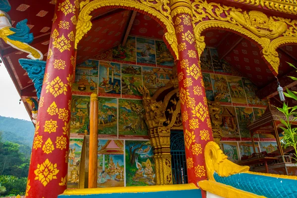 金をもつ小さな仏教寺院。ラオス、ムアン チェ. — ストック写真
