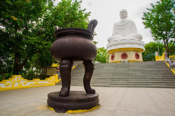 A huge statue of a sitting Buddha.Pagoda Belek.Nha Trang.Vietnam. — Stock Photo, Image