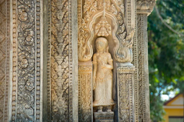 Siemreap, Cambodia.Templo.Adorno vintage sobre una piedra, un fragmento . — Foto de Stock