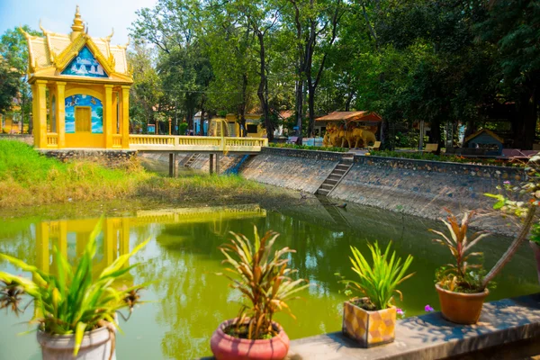 Siemreap, Camboya. Un pequeño templo dorado junto al lago — Foto de Stock