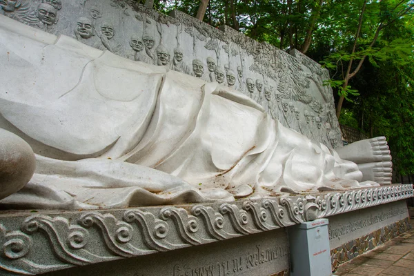 A huge statue of the reclining Buddha.Pagoda Belek.Nha Trang.Vietnam. — Stock Photo, Image