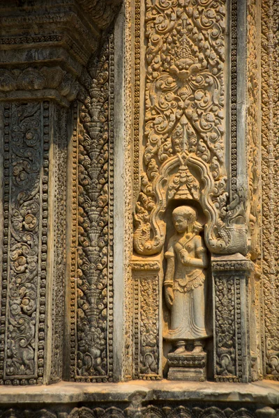 Siemreap, Camboja.Temple.Vintage ornamento em uma pedra, um fragmento . — Fotografia de Stock