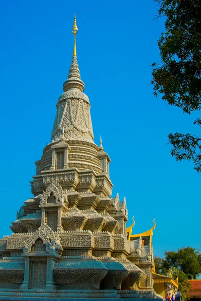 Het Koninklijk Paleis in Phnom-Penh, Cambodja, stoepa — Stockfoto