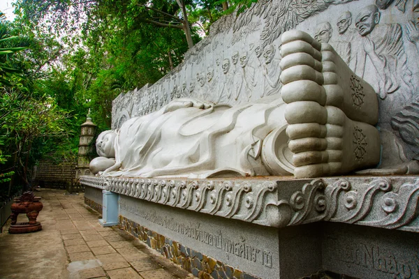 A huge statue of the reclining Buddha.Pagoda Belek.Nha Trang.Vietnam. — Stock Photo, Image