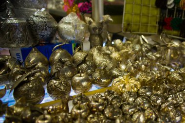 Küçük Hatıra Eşyası ve figürler, piyasa sokakta. Kamboçya, Phnom Penh