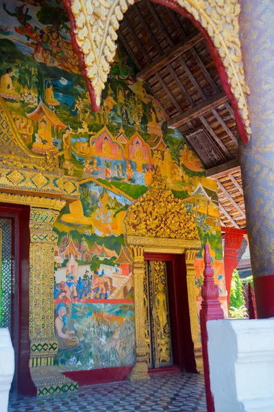 Fragment einer Wandbemalung. Buddhistischer Tempel mit Gold.luang prabang.laos. — Stockfoto