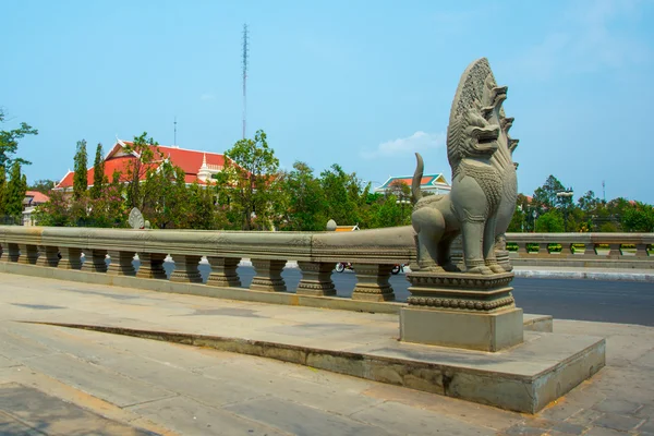 Le pont. PHNOM PENH, CAMBODGE — Photo