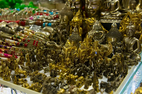 Pequeños recuerdos y figuritas, mercado en la calle. Camboya, Phnom Penh —  Fotos de Stock