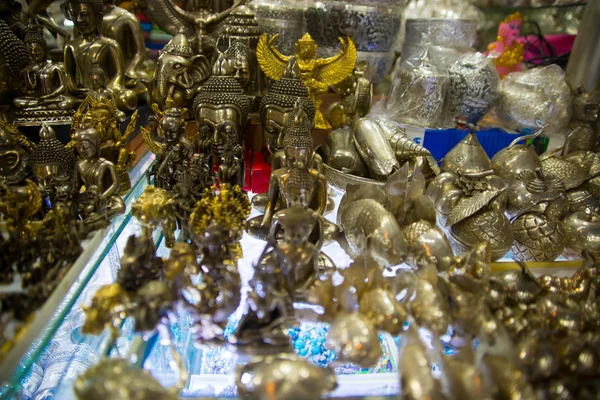 Kleine Souvenirs en beeldjes, markt op de straat. Cambodia, Phnom Penh — Stockfoto