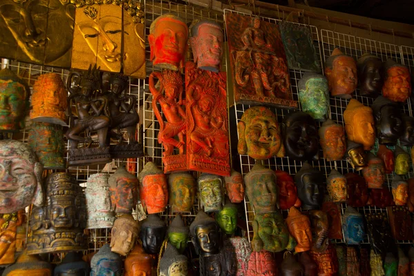 Masker van de Boeddha, de markt op de straat. Cambodia, Phnom Penh — Stockfoto