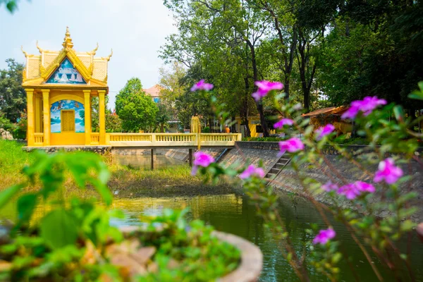 Siemreap, Camboja Um pequeno templo dourado junto ao lago — Fotografia de Stock