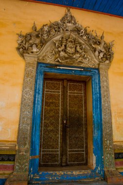 Siemreap,Cambodia.Temple.Door güzel desenleri ile 