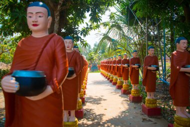 Rahipler kase elinde kırmızı giysili heykelleri. Siemreap, Kamboçya.