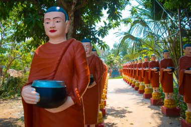 Rahipler kase elinde kırmızı giysili heykelleri. Siemreap, Kamboçya.