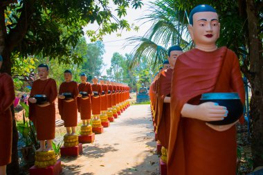 Rahipler kase elinde kırmızı giysili heykelleri. Siemreap, Kamboçya.