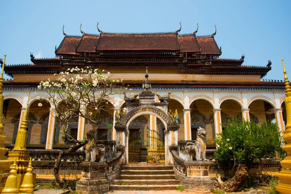 Siemreap,Cambodia.Temple a kamenné plastiky zvířat. — Stock fotografie