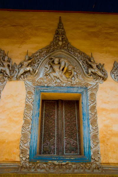 Siemreap, Cambodia.Temple.Window con hermosos patrones — Foto de Stock