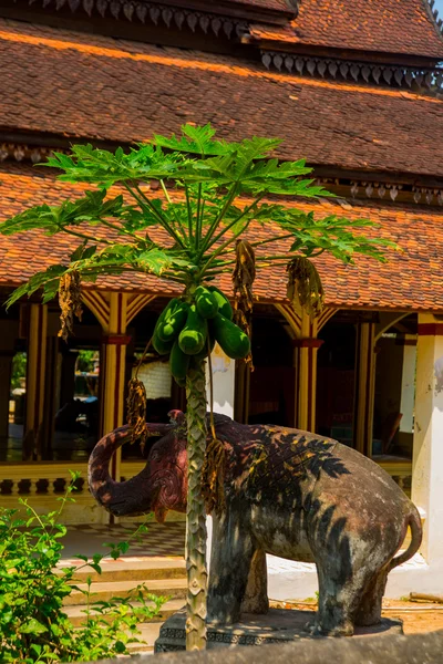 Egy emlékmű, egy elefánt. Siemreap, Kambodzsa. — Stock Fotó