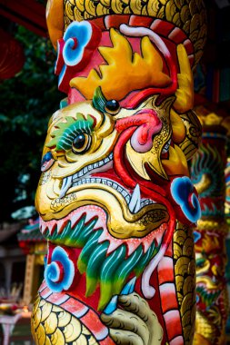 Kutup bir ejderha heykeli. Çin kırmızı fener. Çin Tapınağı.