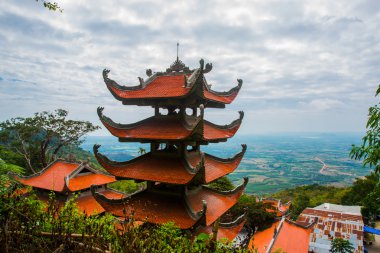 Pagoda, tapınaklar. Asya. Vietnam.Phan Thiet. Yaz.