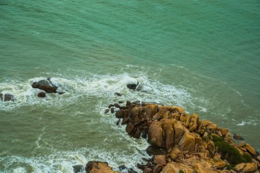 Güzel deniz dalgaları ve dağ. Havadan görünümü. MUI Ne, Phan Thiet, Vietnam.
