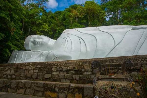 PHAN THIET, VIETNAM.The biggest statue of sleeping Buddha in Vietnam is at Linh Son Truong Tho Pagoda, March 6, 2013, near Phan Thiet, Vietnam. — Stock Photo, Image