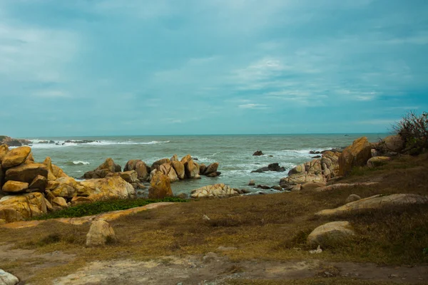 Krásné moře s vlnami a hory, obrovský kámen. Letecký pohled. Mui Ne, Phan Thiet, Vietnam. — Stock fotografie
